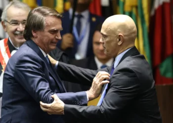 Bolsonaro dá camisa do Corinthians a Moraes e diz que vai à posse dele no TSE