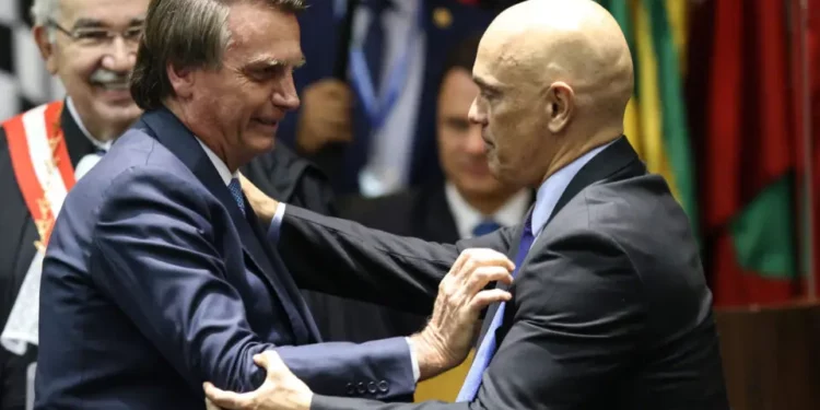 O presidente Jair Bolsonaro (PL) conversa com o ministro Alexandre de Moraes, do STF (Supremo Tribunal Federal) em foto de 19 de maio (Foto: Gabriela Biló/Folhapress