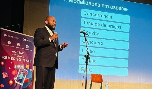 O auditor de controle externo do TCE-PR Ivano Rangel durante palestra no curso sobre pontos polêmicos da Nova Lei de Licitações e Contratos, realizado em Jacarezinho. Foto: Divulgação/TCE-PR
