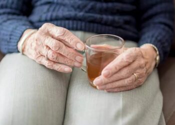 Idosa morre após cuidadores confundirem produto de limpeza com suco