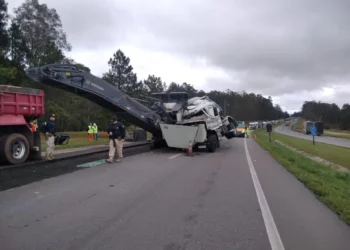 Paraná: Motorista perde controle e caminhão tomba após bater contra maquinário de pavimentação
