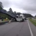 Paraná: Motorista perde controle e caminhão tomba após bater contra maquinário de pavimentação