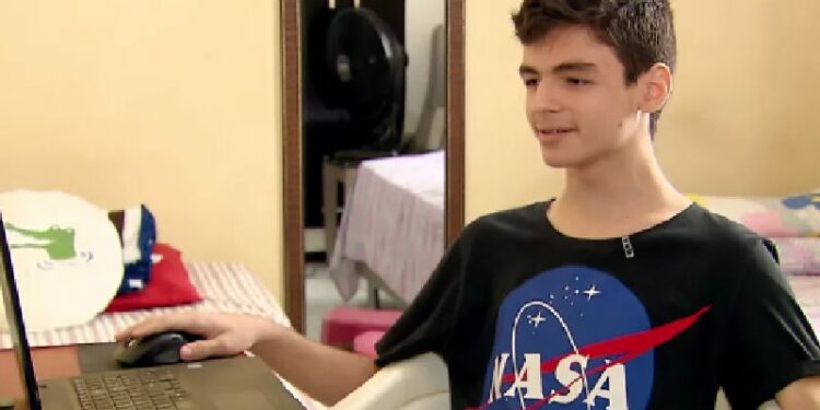 Raul Aires, de 12 anos, é de Carpina, Pernambuco e encontrou o asteroide neste computador de casa – Foto: reprodução / TV Globo