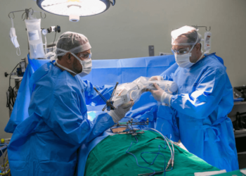 Robô que simula braço humano auxilia em cirurgia inédita no RS