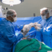 Robô que simula braço humano auxilia em cirurgia inédita no RS