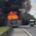 Paraná: Ônibus pega fogo e interdita BR-376 na subida da Serra do Mar