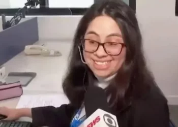 Âncora tem crise de riso após estagiária reclamar de salário; vídeo