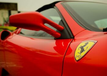 Ferrari apreendida no Norte do PR é vendida por quase R$1,7 milhão em leilão