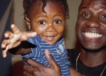 Haitiano luta para adotar bebê que achou coberto de formigas em lixo