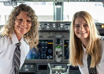 Pela 1ª vez mãe e filha pilotos de avião trabalham no mesmo voo. “Sonho realizado
