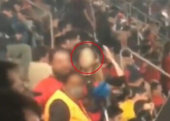 Torcedora é flagrada fazendo gestos racistas na Arena da Baixada