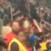 Torcedora é flagrada fazendo gestos racistas na Arena da Baixada