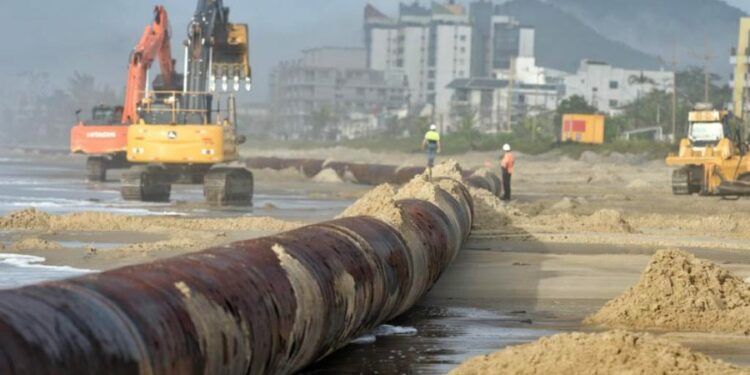 Tubos obra de Matinhos - 05/06/2022 (Tubulação de aço para dragagem da praia de Matinhos é transportada para o mar ) - (Foto: Denis Ferreira Netto / via AEN)