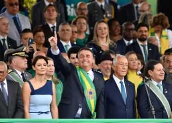 Bolsonaro elogia Michelle, ataca STF e repete ameaças diante de milhares na Esplanada