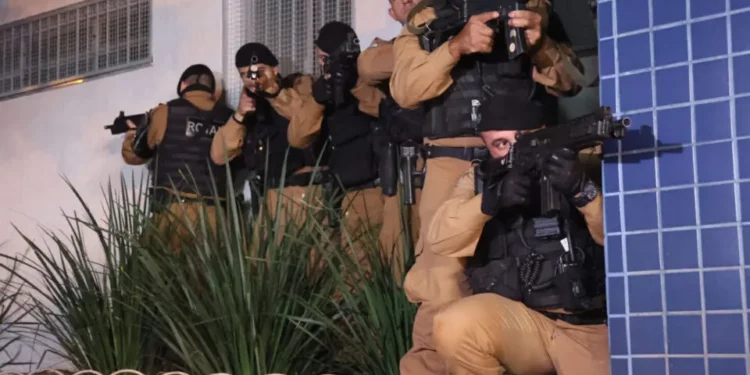 Na foto, homens simulando bandidos e policiais agem simulando uma invasão da quadrilha do ‘novo cangaço’ nas ruas de Campo Mourão. (Foto: Dirceu Portugal /Fotoarena/