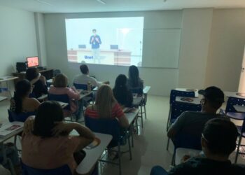 Ensino à distância começa a superar o alcance do presencial