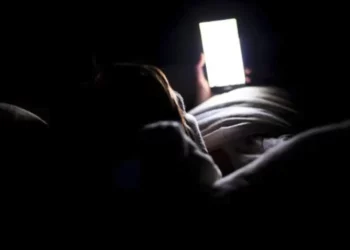 Luz antes de dormir não afeta tanto a qualidade do sono, diz estudo