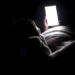 Luz antes de dormir não afeta tanto a qualidade do sono, diz estudo