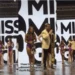 Apresentador comete gafe e dá faixa de miss à candidata errada; vídeo