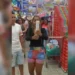 Jovem não aguenta esperar e faz chá revelação de bebê em mercado; vídeo