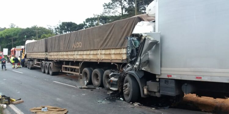 Acidente aconteceu na pista sentido norte (Foto: Divulgação/ PRF)