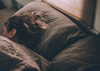 Dormir menos deixa as pessoas mais egoístas, indicam pesquisas