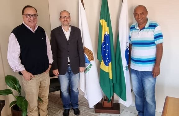 Junior Afonso (e), o juiz federal Rogério Cangussu (c) e o vereador Mineiro (d) - Foto: Divulgação