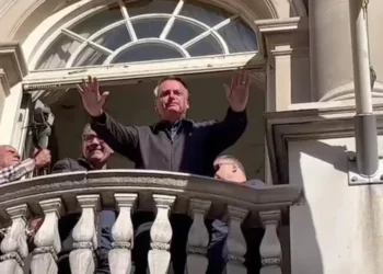 Não tem como a gente não ganhar no primeiro turno’, diz Bolsonaro em Londres