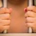 Mãe aciona polícia para denunciar filho, mas acaba presa por ordem judicial expedida há 8 anos