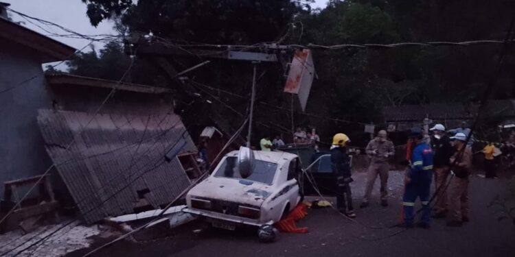 (Homem morre ao ser atingido por poste | foto: Oops Notícia Foz Ná Hora)