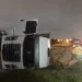 Paraná: Caminhão com carga de paletes de madeira tomba na BR-376 e motorista pede socorro ao irmão por celular
