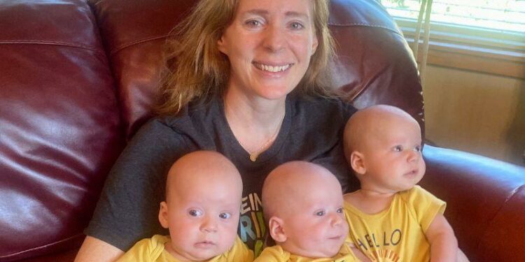 Audrey foi informada aos 41 anos que tinha 10% de chance de engravidar e hoje exibe os trigêmeos idênticos lindos e saudáveis - Foto: Divulgação