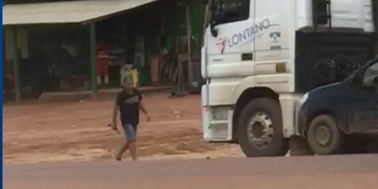 Homem que teria atirado contra caminhoneiro de Paranavaí foi gravado retornando para o seu caminhão, com a arma do crime na mão | Foto: Reprodução/Redes sociais