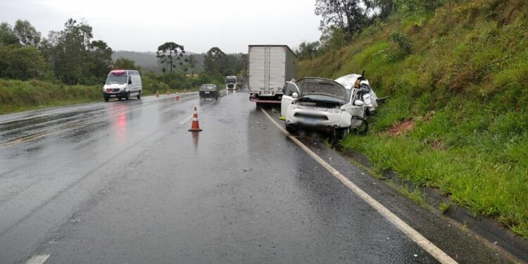 Criança de 2 anos morre em acidente com caminhão na BR-277; família fica ferida (Foto: divulgação / PRF)