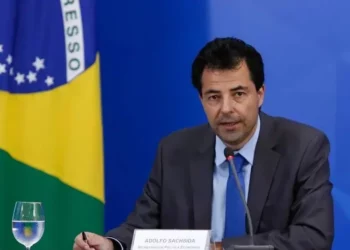 Conta de luz vai cair ‘sem canetada’, diz ministro de Minas e Energia