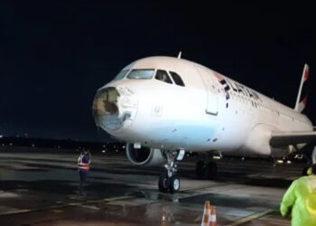 Avião da Latam tem frente destruída durante temporal no Paraguai