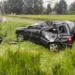 Criança de três anos morre e irmão fica ferido após carro sair da pista e capotar em Campo Largo