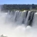 Turista se desequilibra e cai nas Cataratas do Iguaçu; alta vazão dificulta buscas