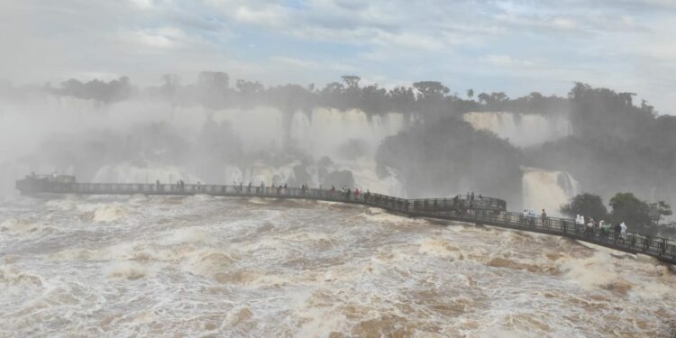 Cataratas bateram recorde de vazão esta semana. Foram 16 milhões de litros por segundo. Passarelas e mirantes foram reabertos ao público neste sábado (15). (Imagens: Edi Emerson / Equipe Cataratas)