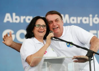 Damares diz que Bolsonaro deixa legado político e sai do governo de ‘cabeça erguida’