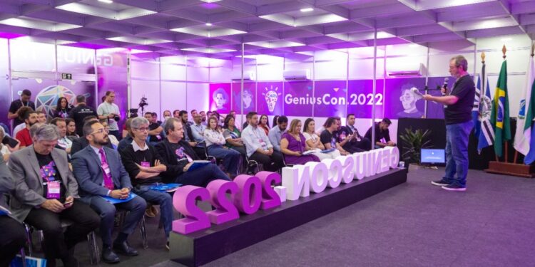 A abertura oficial da GeniusCon 2022 ocorreu nesta quarta-feira (5) no auditório do Centro de Eventos de Jacarezinho. Foto: Cleiton Corrêa.
