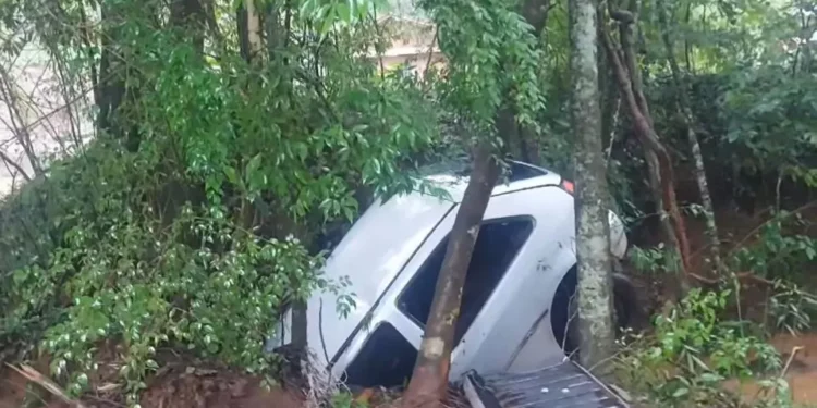 Carro em que família estava em Pato Branco – Reprodução vídeo