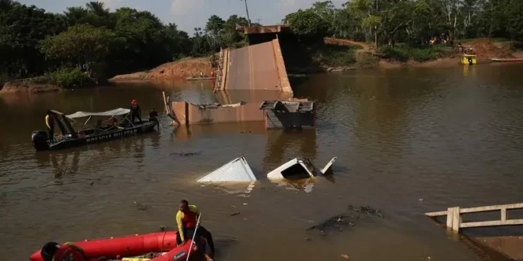 Buscas por desaparecidos após queda de ponte na BR-319 em 28 de setembro, no Amazonas.
Foto: Corpo de Bombeiros do Amazonas.
