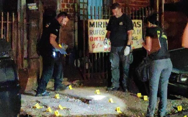 Casal é morto em frente da casa onde moravam em Sarandi — Foto: Plantão Sarandi/colaboração