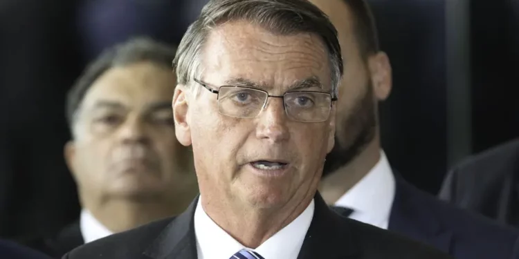Presidente Jair Bolsonaro, acompanhado de vários ministros, fala com a imprensa no Palácio da Alvorada – Foto: Fabio Rodrigues-Pozzebom/ Agência Brasil