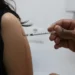 Vacina que protege contra a ômicron deve começar só em 2023, dizem especialistas