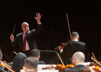 Maestro Roberto Tibiriçá assume a Orquestra Sinfônica do Paraná em concerto com repertório brasileiro e promete novidades para 2023