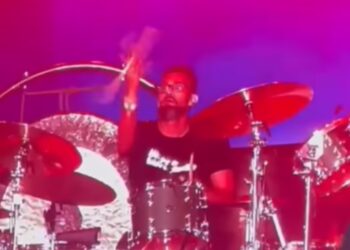 Paranaense sobe ao palco durante show do The Killers e impressiona na bateria; assista