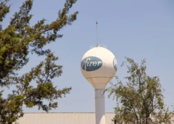 Anvisa aprova venda em farmácias de remédio da Pfizer para tratar Covid