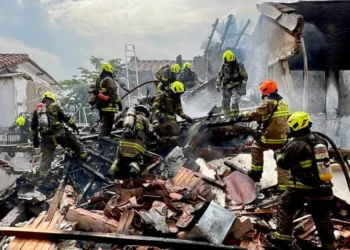 Avião com 8 pessoas cai sobre casa na Colômbia e deixa ao menos 3 mortos